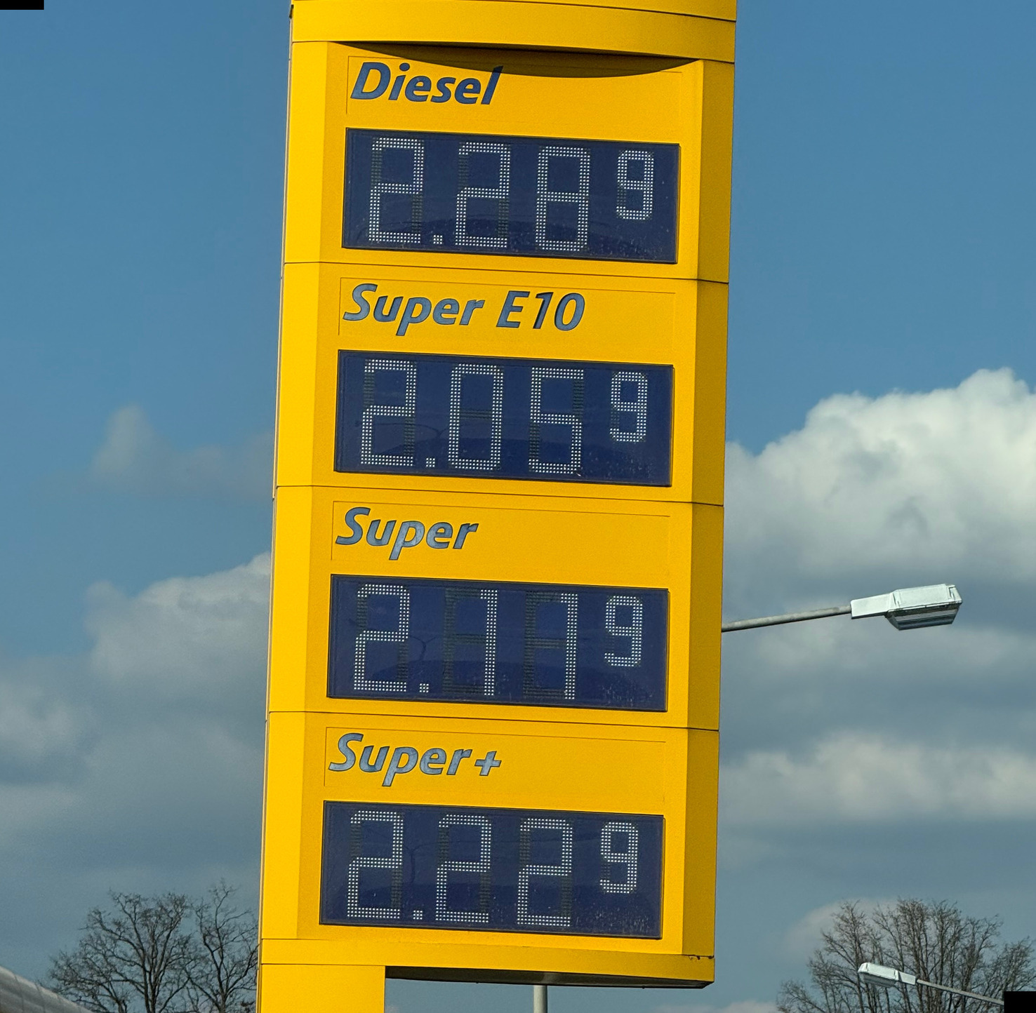 Schmerzhaft teuer: Preismast einer Tankstelle am 02.04.2026